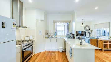 Rumah Comfort | Dapur pribadi | Lemari es, microwave, oven, dan kompor