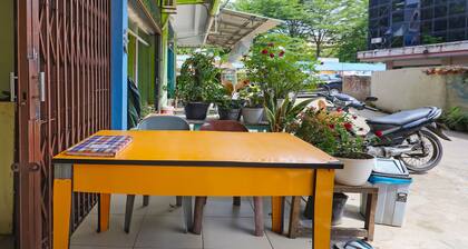 SPOT ON 92186 Penginapan LorraNearPasar Oleh Oleh