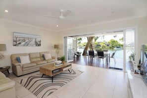 TV - Unit 24 - Three Bedroom Waterfront Deluxe (Noosa)