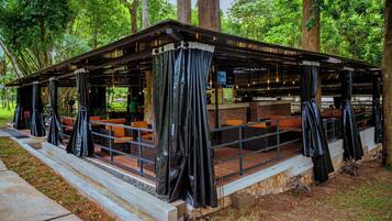2 bars/lounges