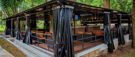 2 bares o lounges