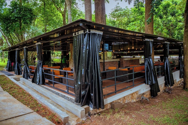 2 Bars/Lounges
