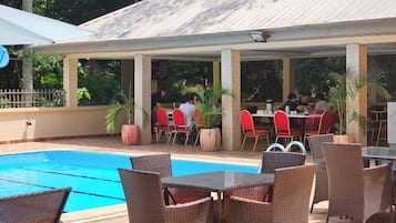 Una piscina al aire libre
