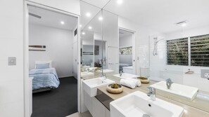 Hair dryer, towels - 25 Whitehaven Parade (Yaroomba)