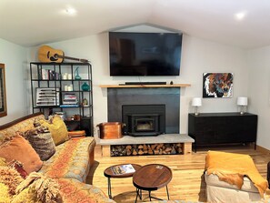 Smart-TV, Kamin, Bücher