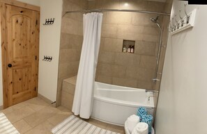 Shower, hair dryer, towels, soap -  12 minutes to Grand Teton National Park. Pet Friendly. (Wilson)