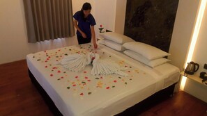 Desk, laptop workspace, free WiFi - Royal Crown Hotel (Yangon)