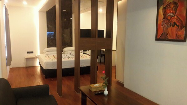 Premier Double Room | Desk, laptop workspace, free WiFi - Royal Crown Hotel (Yangon)