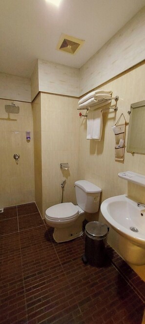 Phòng đôi hoặc 2 giường đơn Superior, 1 phòng ngủ | Phòng tắm | Buồng tắm vòi sen, vòi sen phun mưa, đồ dùng nhà tắm miễn phí 