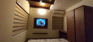 3 bedrooms, desk, iron/ironing board, WiFi