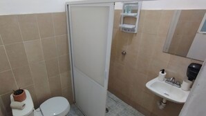 Basic Room, 1 Queen Bed | Bathroom - Flow de Lupe (Puerto Escondido)