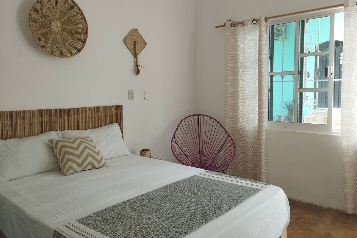 Basic-Zimmer, 1 Queen-Bett | 1 Schlafzimmer, Bügeleisen/Bügelbrett, kostenloses WLAN, Bettwäsche