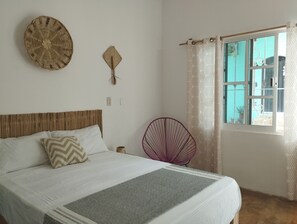 Tabla de planchar con plancha, wifi gratis y ropa de cama