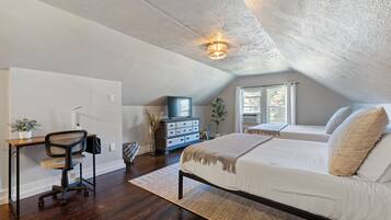 3 dormitorios, escritorio, tabla de planchar con plancha y cuna de viaje