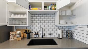 Frigorífico, microondas, horno y placa de cocina