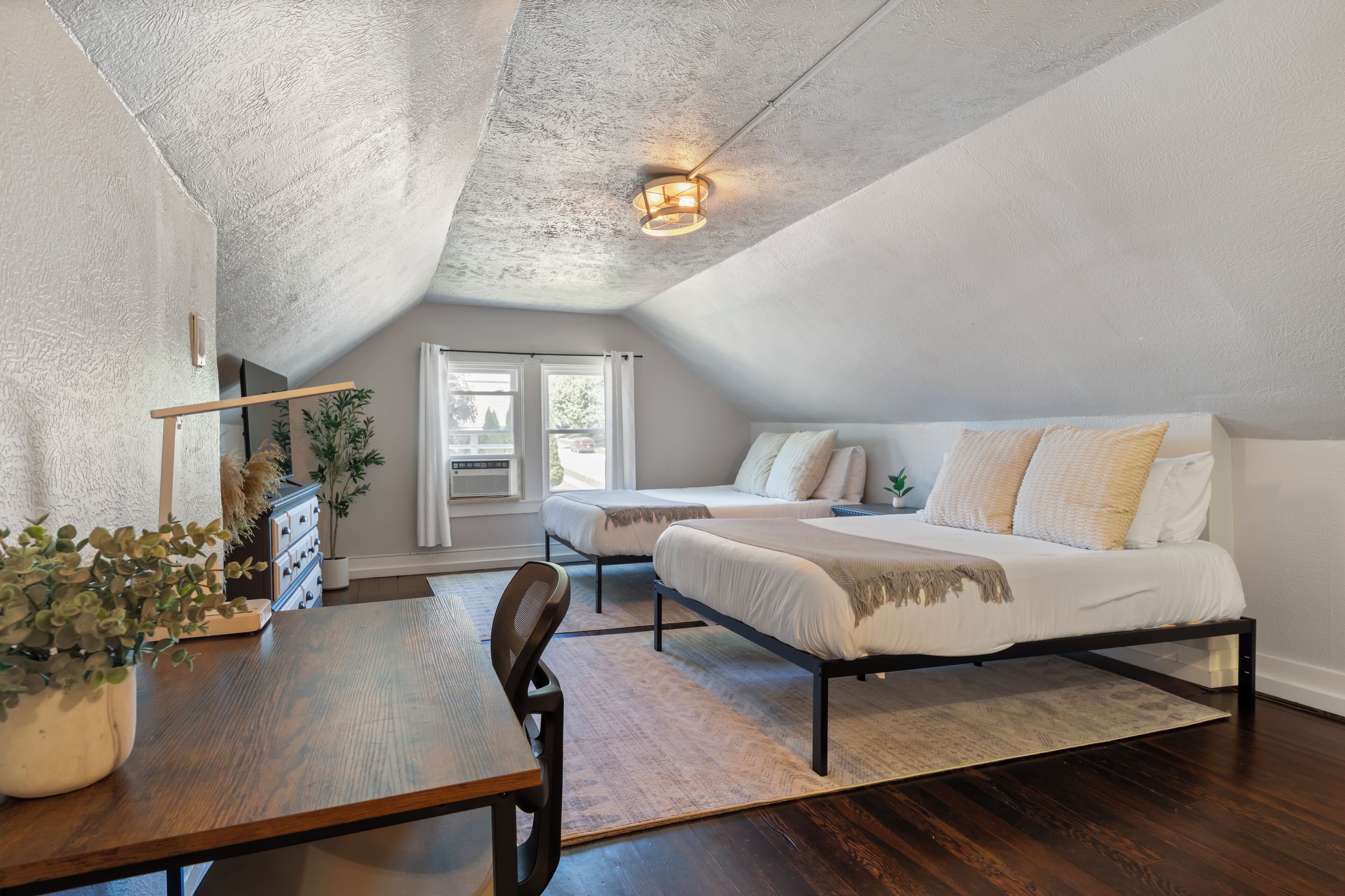 3 bedrooms, desk, iron/ironing board, travel crib