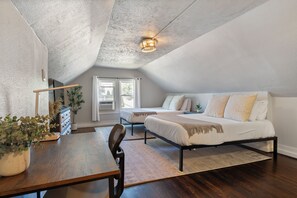 3 chambres, bureau, fer et planche à repasser, lit de bébé portatif