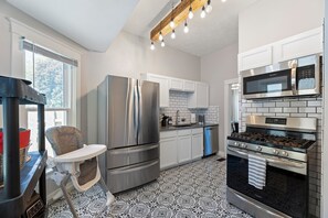 Réfrigérateur, four à micro-ondes, un four, surface de cuisson