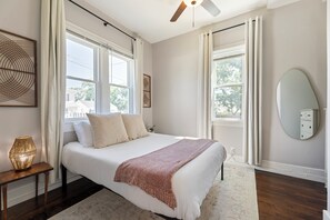 3 chambres, bureau, fer et planche à repasser, lit de bébé portatif