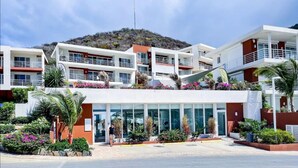 Gym - Blue Sanctuary (Cole Bay)