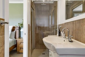 Bruser, hårtørrer, håndklæder, Shampoo