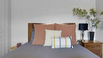 1 dormitorio, tabla de planchar con plancha, ropa de cama