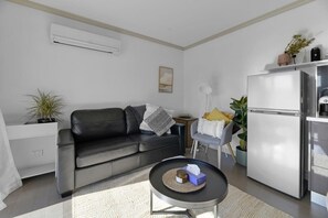 Télévision, lecteur de DVD, espaces bureaux