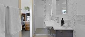 Towac Cabin 2- Modern Escape, Incredible Views