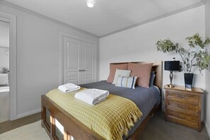 1 chambre, fer et planche à repasser, draps fournis