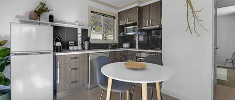 Réfrigérateur, micro-ondes, four, plaque de cuisson