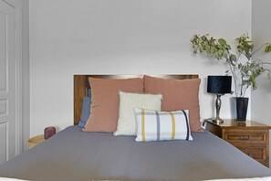 1 bedroom, iron/ironing board, bed sheets