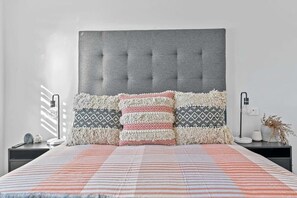 2 bedrooms, desk, iron/ironing board, travel crib - Cosy on Curran | CBD Escape, EV Plug, Firepit (Orange)