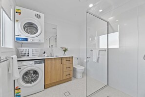 Bathtub, hair dryer, towels, shampoo - Cosy on Curran | CBD Escape, EV Plug, Firepit (Orange)