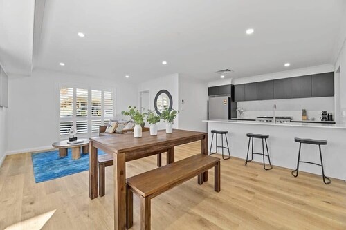 Cosy on Curran | CBD Escape, EV Plug, Firepit