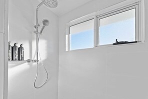 Baignoire, séchoir à cheveux, serviettes fournies, shampooing