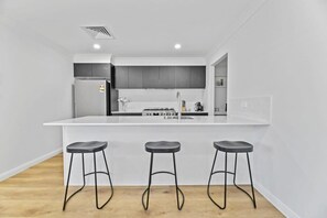 Fridge, microwave, oven, stovetop - Cosy on Curran | CBD Escape, EV Plug, Firepit (Orange)