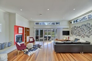 Interior - Art House on Anson - Artistic Haven, Pets, Spa (Orange)