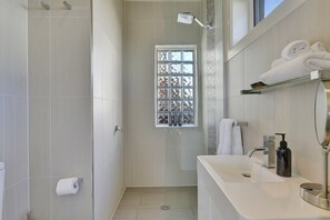 Bañera, secador de pelo, toallas y champú