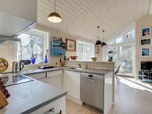 Køleskab, ovn, opvaskemaskine, køkkentøj/tallerkener/redskaber