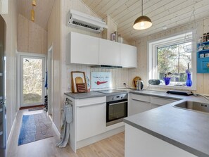 Køleskab, ovn, opvaskemaskine, køkkentøj/tallerkener/redskaber