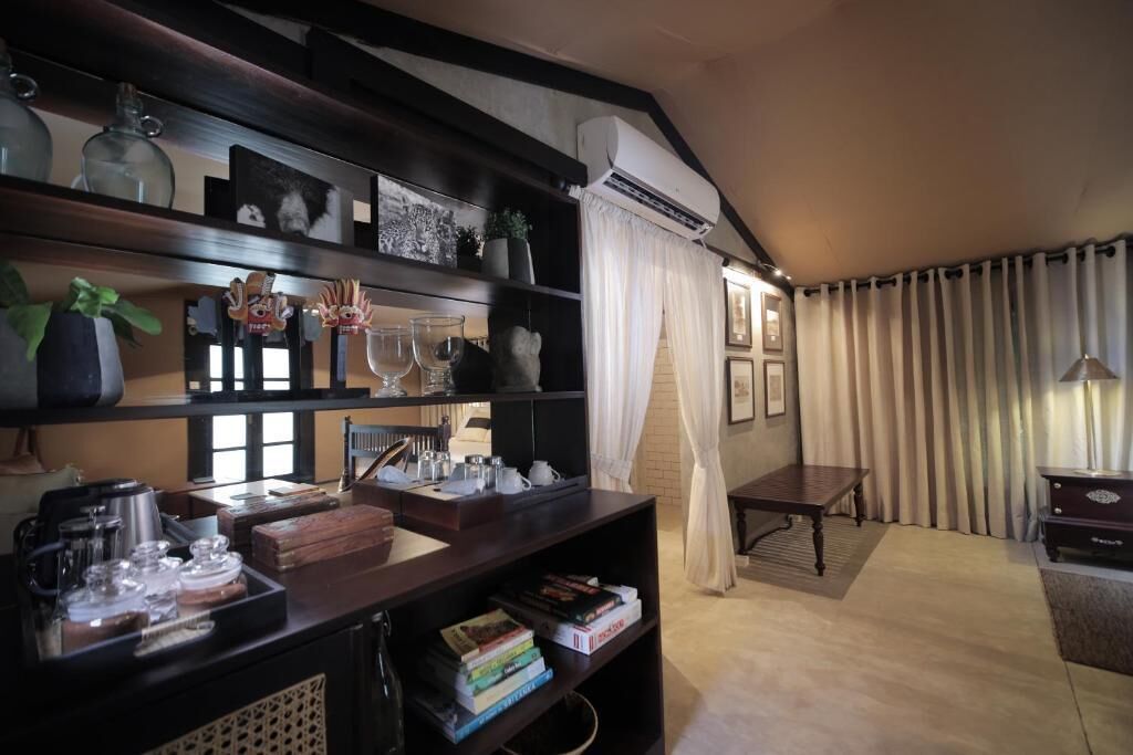 Tabla de planchar con plancha, wifi gratis y ropa de cama 