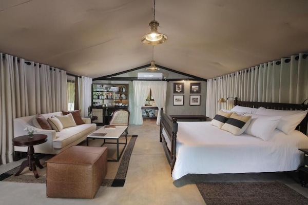 Suite Tent | Iron/ironing board, free WiFi, bed sheets