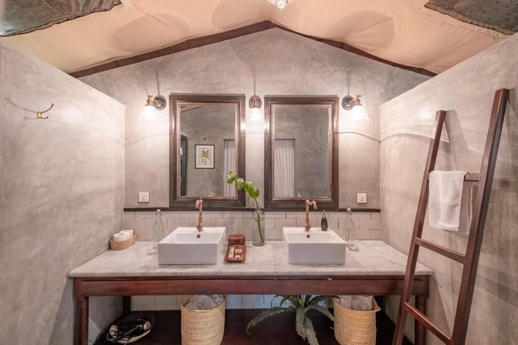 Suite Tent | حمام | تجهيزات دش، وحدات دش مزودة بخاصية التدليك بالمياه، برانس (أردية) حمّام