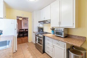 ثلاج�ة، ميكروويف، فرن، موقد طهي مسطح