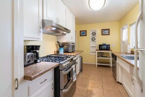 Fridge, microwave, oven, stovetop - Timeless La Jolla Getaway — Steps from Windansea (San Diego)