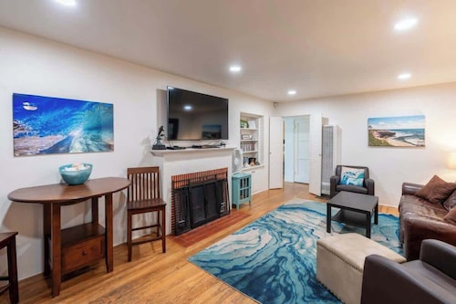 Timeless La Jolla Getaway — Steps from Windansea