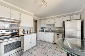 Kylskåp, mikrovågsugn, ugn och spishäll