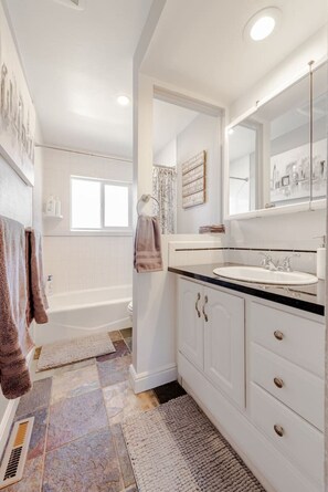 Shower, hair dryer - 4 Bedrooms/5 Beds-Game Room~5 min Drive to College (Boulder)