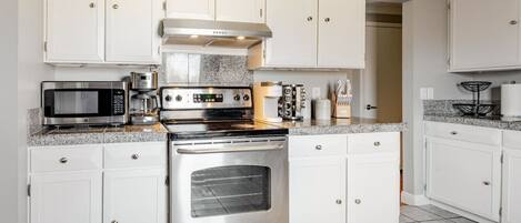 Een koelkast, een microgolfoven, een oven, een kookplaat