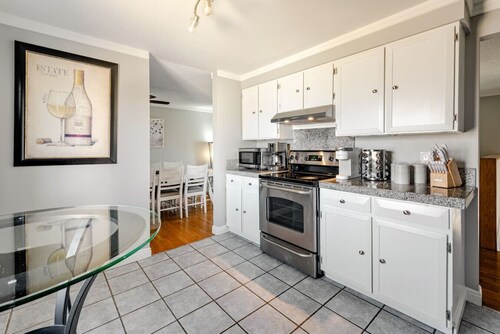 Fun~Game Room ~ 5 min Drive to College~Family